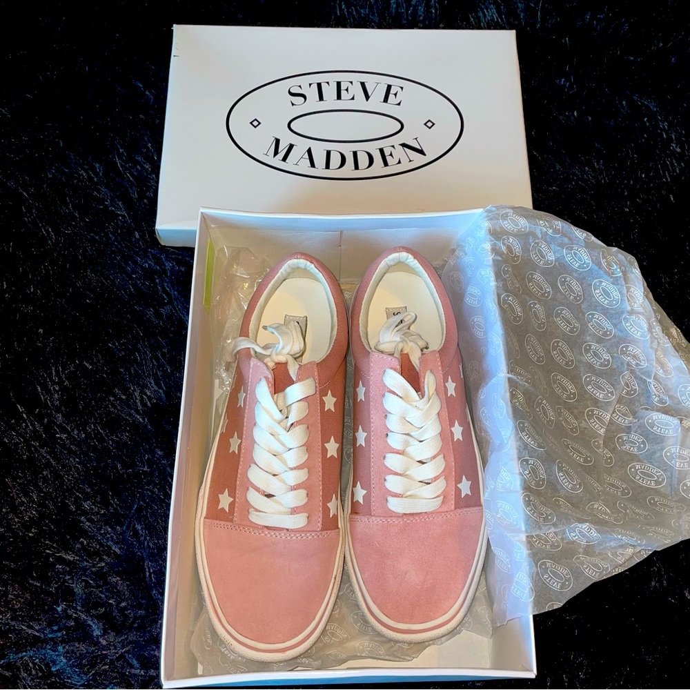 Steve Madden rose pink suede Emile sneakers with stars, size 9